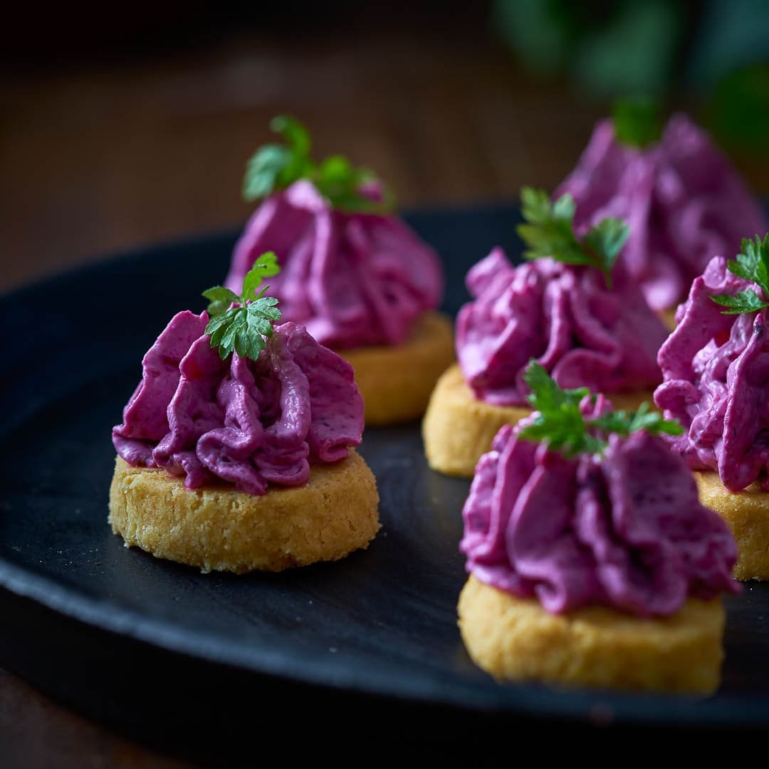 Parmesankakor med rödbetscrème