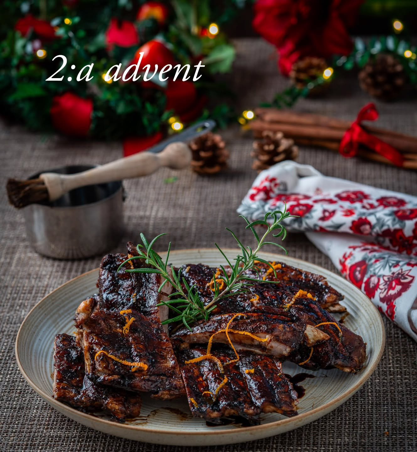 Kamben med kanel och apelsin och en kryddig glaze 🎀🎄

M&ouml;ra och smakrika kamben med en kryddig glaze, s&aring; som man vill ha dem!

Ketjap Manis &auml;r en indonesisk sojas&aring;s med djupare umamismak, lite tjockare konsistens och s&ouml;tar