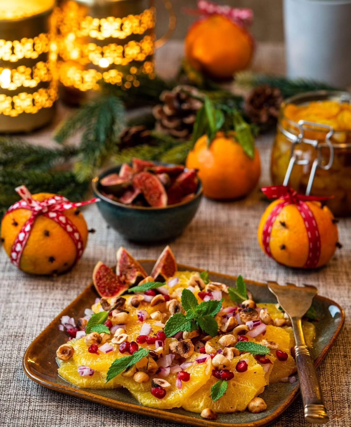 Siciliansk apelsinsallad med rostade hasseln&ouml;tter 🍊🍊

F&aring;r du tag p&aring; sicilianska hasseln&ouml;tter s&aring; &auml;r det extra lyxigt och gott!

4 apelsiner
1 granat&auml;pple
1 r&ouml;dl&ouml;k
100 g hasseln&ouml;tter
F&auml;rsk myn