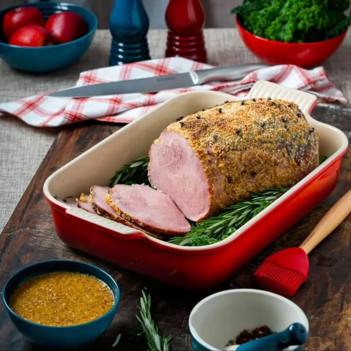 Griljerad skinka 🎀

3 kg rimmad skinka utan sv&aring;l i n&auml;t

Griljering
1 &auml;gg
2 msk Dijonsenap
2 msk grov senap
1 msk flytande honung
1 msk majsst&auml;rkelse
1 dl str&ouml;br&ouml;d
Hela nejlikor

S&auml;tt ugnen p&aring; 125 grader. Tor