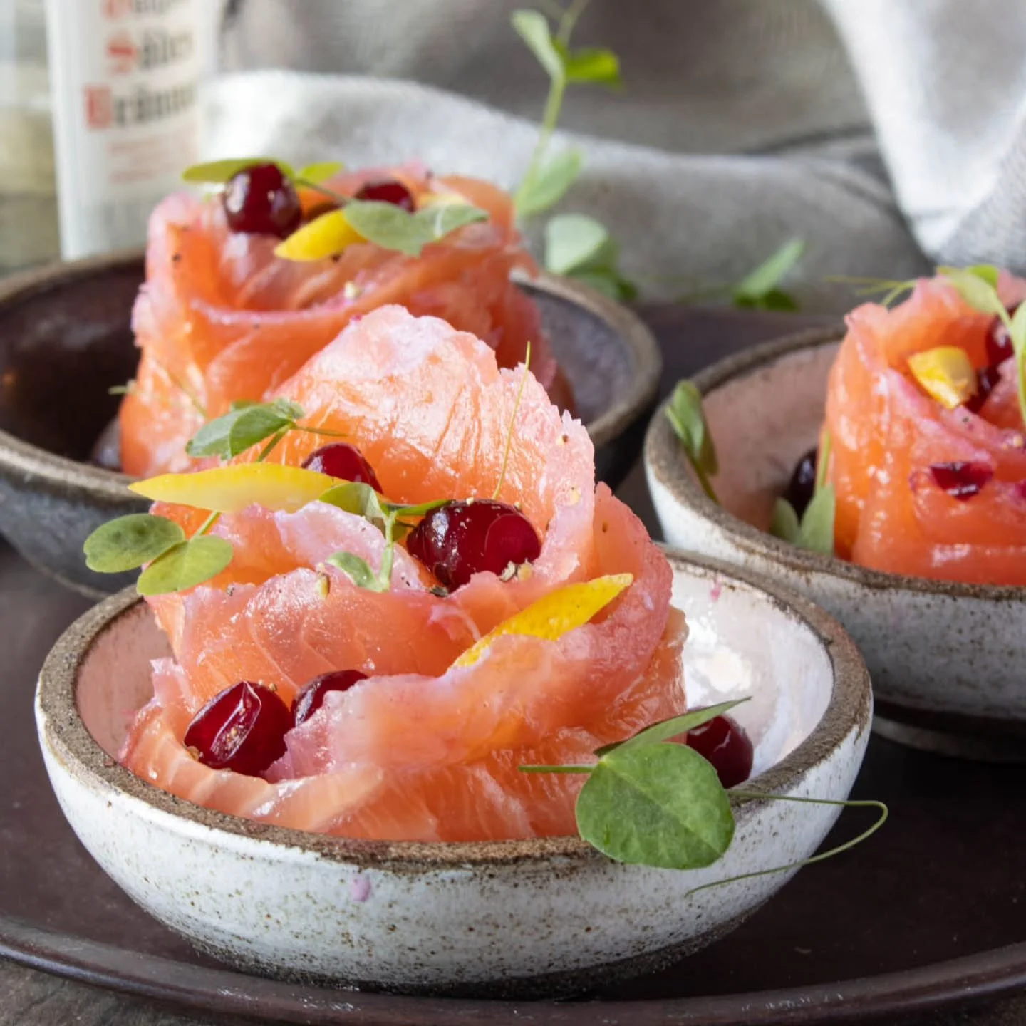 Gravad lax med akvavit och tranb&auml;r 🍒

Det &auml;r gott med lite stuns i s&ouml;ta gravningar, d&auml;rf&ouml;r g&ouml;r sig en skv&auml;tt br&auml;nnvin utm&auml;rkt.

Tillsammans med syran och f&auml;rgen fr&aring;n tranb&auml;r blir det en va