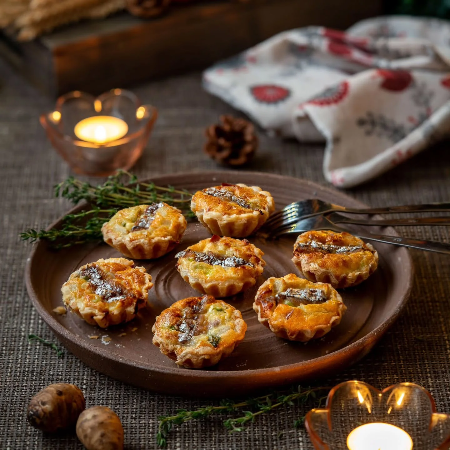 Tarteletter med ansjovis, jord&auml;rtskocka och &auml;pple 🎀

En variant p&aring; Janssons i portionsformar med extra mycket smak! 

1 sm&ouml;rdeg
 200 g jord&auml;rtskocka
 2 salladsl&ouml;k
 &frac12; &auml;pple
 1 msk sm&ouml;r
 1 dl gr&auml;dde