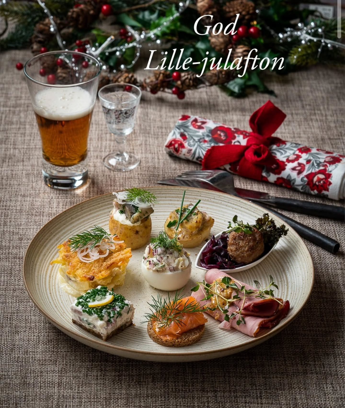 'Lille-julafton'? undrar du. 

Ja f&ouml;r oss h&auml;r i Sk&aring;ne &auml;r Lille-julafton lika sj&auml;lvklart som Julafton. 

Har ni n&aring;gon s&auml;rskild tradition d&aring;? grubblar du.
 
Njae, just Lille indikerar att det &auml;r dagen inf