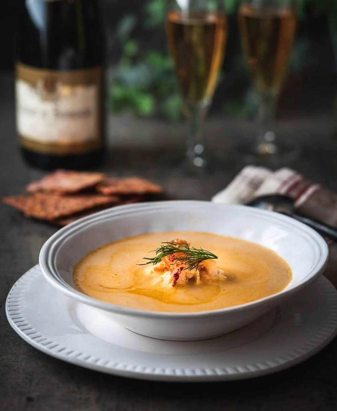 Den allra godaste hummersoppan p&aring; egen fond!

B&auml;sta &aring;terbruket och 2-i-ett, resterna fr&aring;n en mysig skaldjursafton blir till den allra godaste soppan. Soppan kan serveras som den &auml;r eller med skaldjur i eller vid sidan av.
