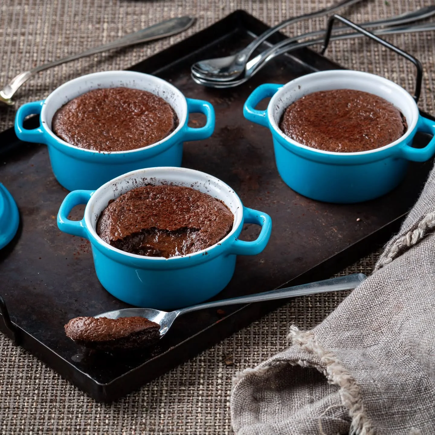 Ny&aring;rsdessert 🎊

Den varma chokladmoussen &auml;r en lyxig och f&ouml;rf&ouml;riskt god dessert. V&auml;lj choklad av bra kvalitet, det vinner den p&aring;. 

Moussen inneh&aring;ller ingen gr&auml;dde men &auml;nd&aring; s&aring; len och go. D