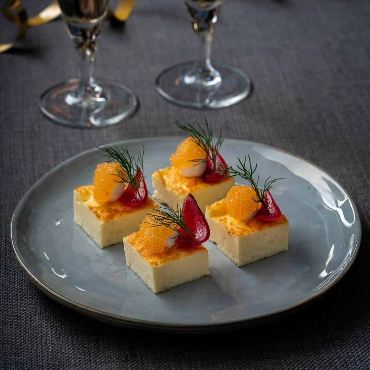 Snyggaste drinktilltugget, eller hur 🤩

V&auml;sterbottenfrittata med l&ouml;jrom

150 g riven V&auml;sterbottensost
2 dl gr&auml;dde
1 dl mj&ouml;lk
3 &auml;gg
L&ouml;jrom, cr&egrave;me fraiche, picklad r&ouml;dl&ouml;k och dill

S&auml;tt ugnen p&