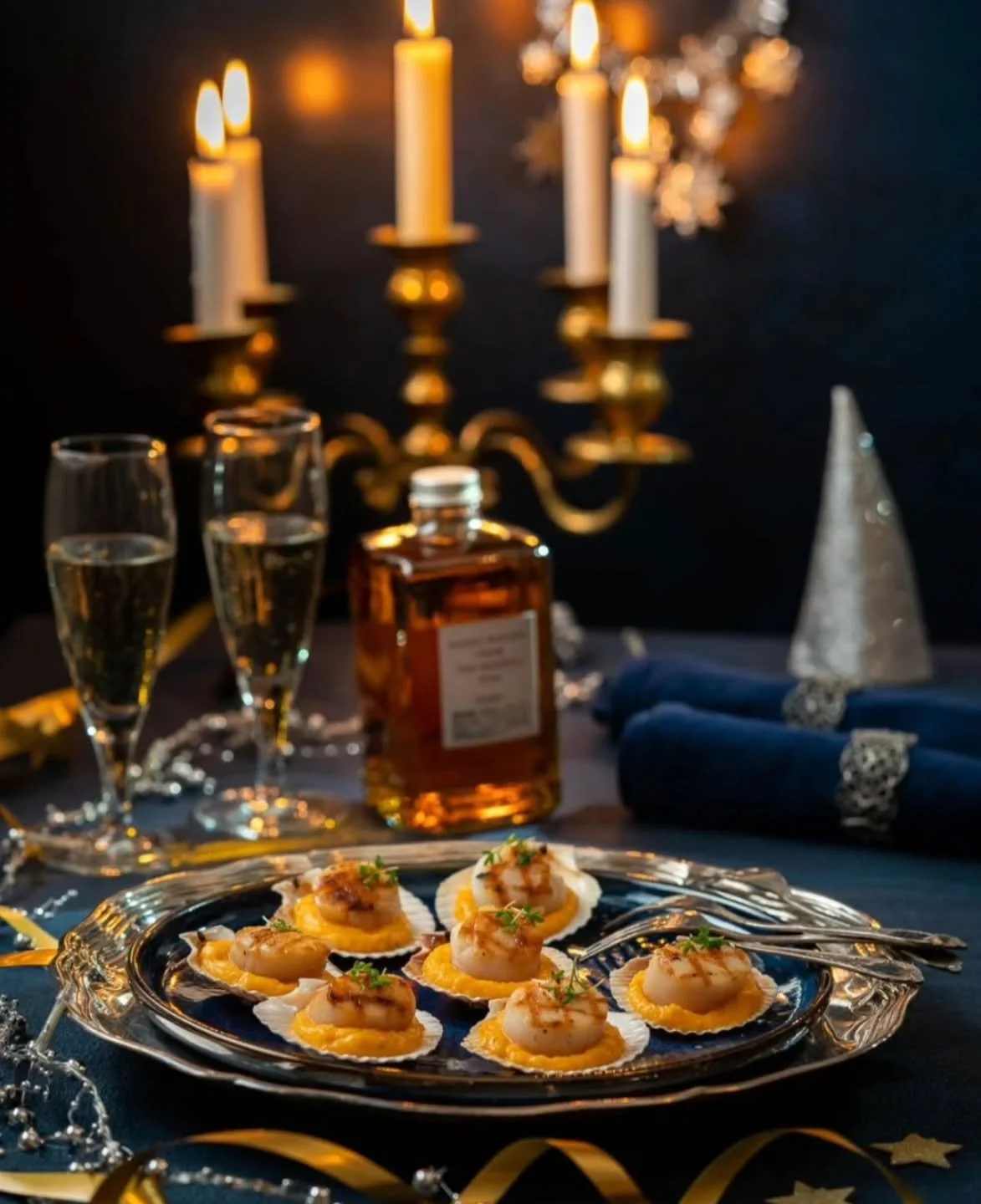 En elegant liten r&auml;tt, som tilltugg eller f&ouml;rr&auml;tt!

✨ Grillade pilgrimsmusslor med pumpacr&egrave;me ✨

Att smaks&auml;tta pumpacr&egrave;men med vanilj &auml;r ett genidrag. D&auml;refter balanseras den med whisky, vitl&ouml;k och cit