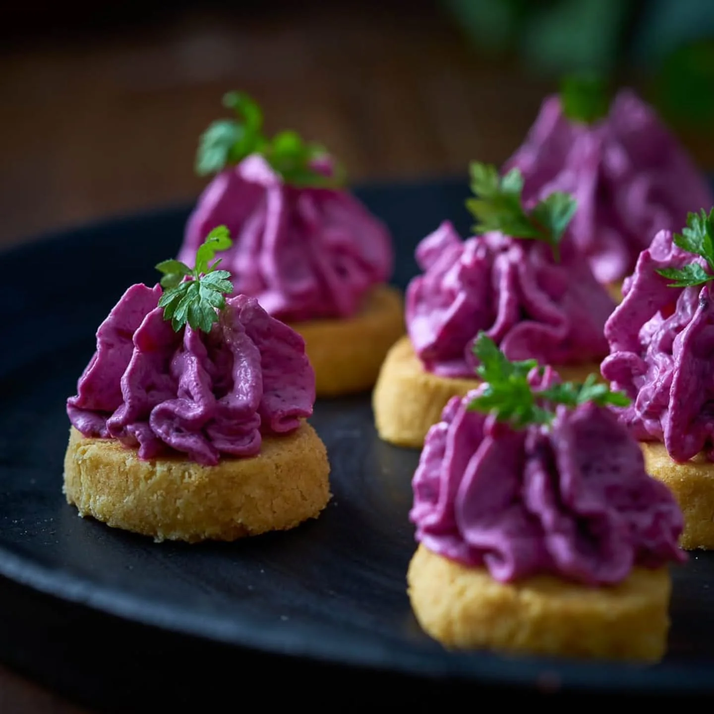 Parmesankakor med r&ouml;dbetscr&egrave;me 💜

80 g grovriven parmesan
2,5 dl vetemj&ouml;l
100 g sm&ouml;r
1 &auml;ggula

S&auml;tt ugnen p&aring; 175 grader. 

K&ouml;r alla ingredienser till en boll i en matberedare. 

Rulla till 2 j&auml;mna, fin