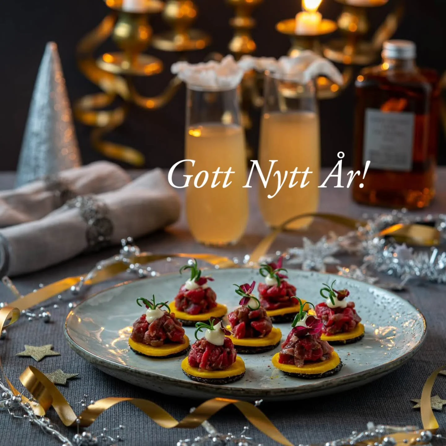 GOTT NYTT &Aring;R alla k&auml;ra f&ouml;ljare! 🎉🎉 Tack f&ouml;r ett fint &aring;r, ert engagemang och alla kommentarer. Jag &auml;r s&aring; tacksam f&ouml;r er! 💕

Vi firar idag med:

✨ Sesamkex med oxtartar, picklad gulbeta och majonn&auml;s.✨
