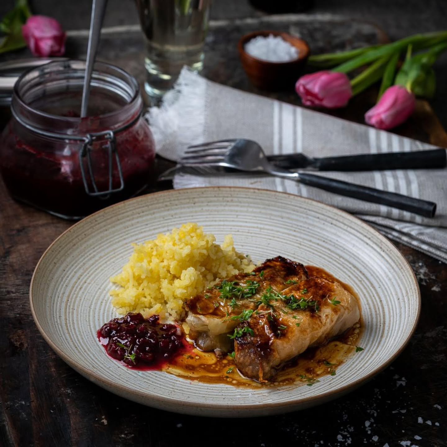 Vardagslyx - k&aring;ldolmar!

En klassiker som aldrig g&aring;r ur tiden. Funkar alltid.

F&aring;r man ha pressad potatis ist&auml;llet f&ouml;r mos? Lingon eller gel&eacute;? Gr&auml;dds&aring;s eller sky?

#klassiker #svenskklassiker #husmanskost