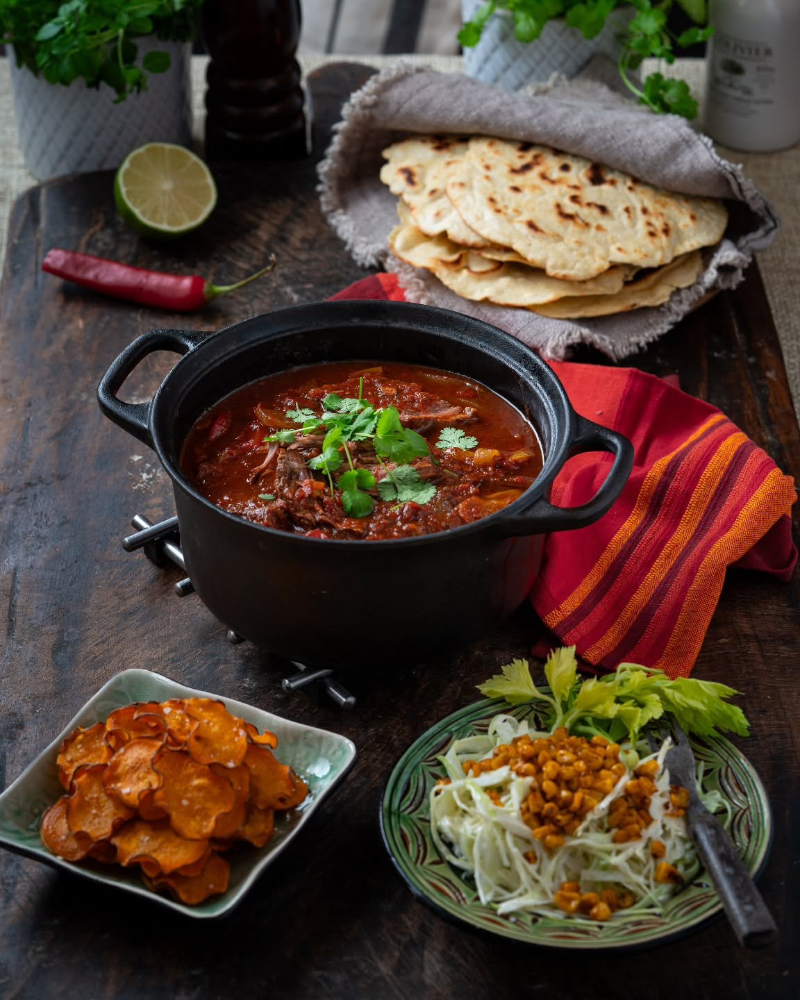 L&ouml;rdagsmys! 🔥

Mexikansk h&ouml;grevschili 🌶️

Chiligrytan &auml;r enkel att g&ouml;ra och sk&ouml;ter sig sj&auml;lv i ugnen men l&aring;t den f&aring; ta tid. K&ouml;ttet ska bli riktigt m&ouml;rt och falla is&auml;r av sig sj&auml;lv.

Anch