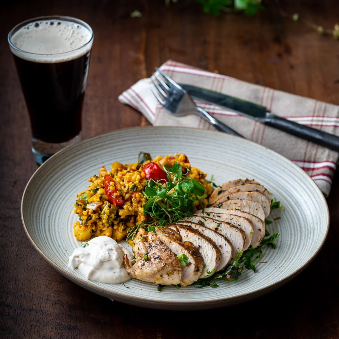 Bra mat! 

Kalkonbr&ouml;st med grynsallad och myntayoghurt, hur gott &auml;r inte det!

F&auml;rgstarkt, smakrikt och ett trevligt uppl&auml;gg, en bra middag enligt min smak. 

🌿 Myntayoghurt
3 dl tjock turkisk yoghurt 10%
0,5 dl majonn&auml;s Hel