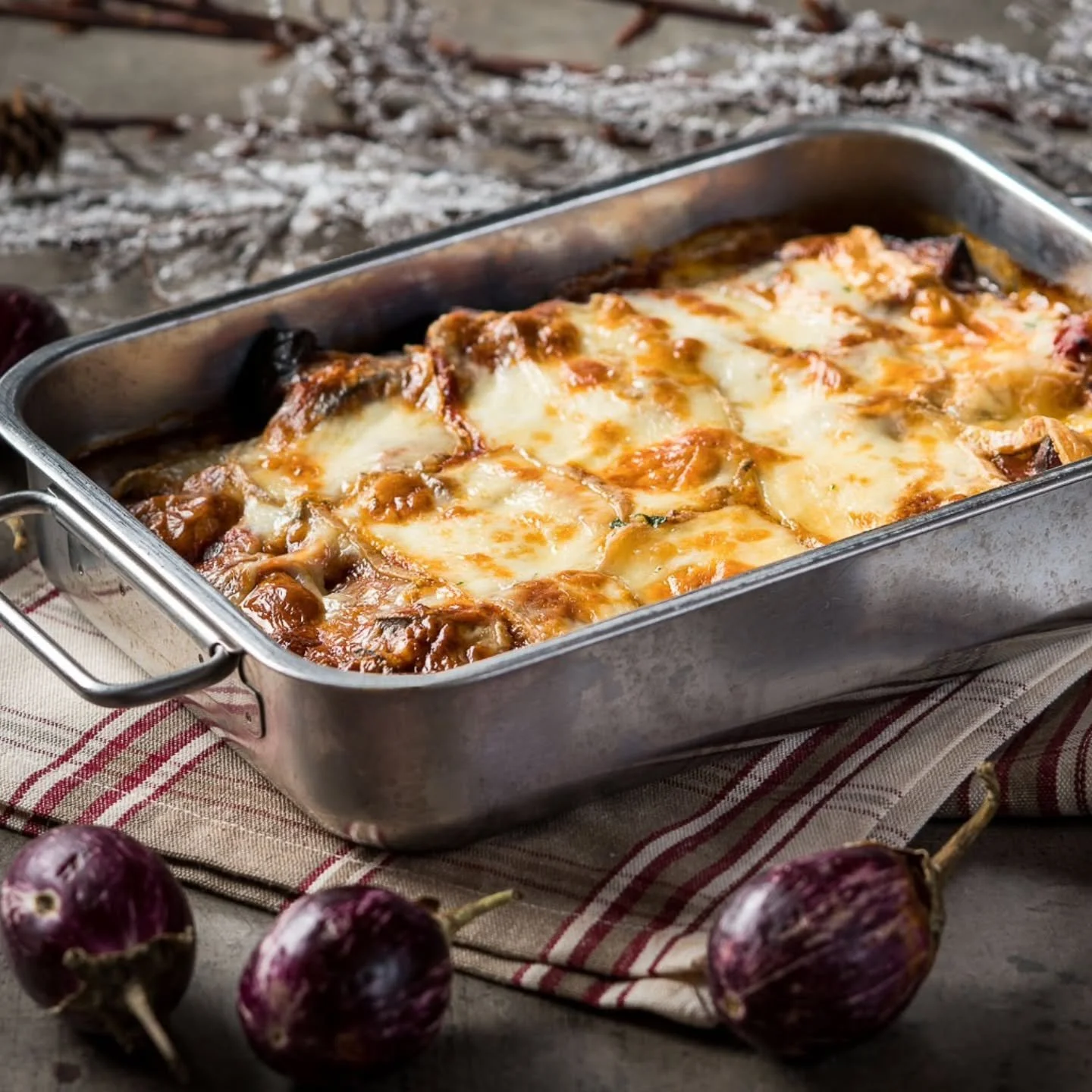 Snabb och halv-hemmagjord auberginegrat&auml;ng!&nbsp;🍆

4 port

800 g&nbsp;aubergine
3 msk olivolja
2 burkar&nbsp;f&auml;rdig tomats&aring;s med basilika
2 mozzarella
Taleggio

S&auml;tt ugnen p&aring; 200 grader.

Sk&auml;r auberginerna i cm-tjock