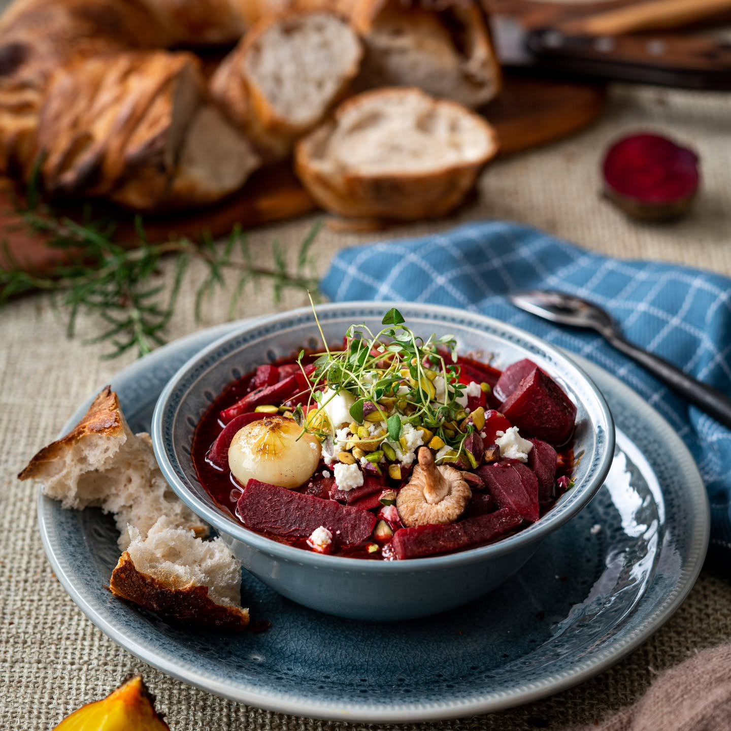 R&ouml;dbetsbourguignon 🫜

4 stora r&ouml;dbetor
500 g mor&ouml;tter
2 vitl&ouml;ksklyftor
1 stor gul l&ouml;k
Olivolja
2 msk tomatpur&eacute;
2 dl r&ouml;tt vin
1 gr&ouml;nsaksbuljongt&auml;rning
ca 7 dl vatten
2 lagerblad
400 g blandad svamp
200 g