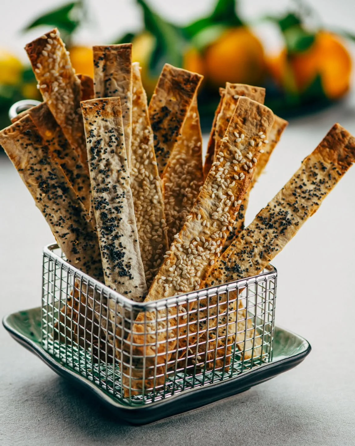 Det enklaste av det enkla! Gott som tilltugg, till soppa eller till ostbrickan. Ett bra Mellotilltugg!

Tunnbr&ouml;dkn&auml;cke

1 tunnbr&ouml;d
1 &auml;ggvita
Havssalt 
Sesamfr&ouml;n, vallmofr&ouml;n eller andra fr&ouml;n

Sk&auml;r 2 cm remsor av