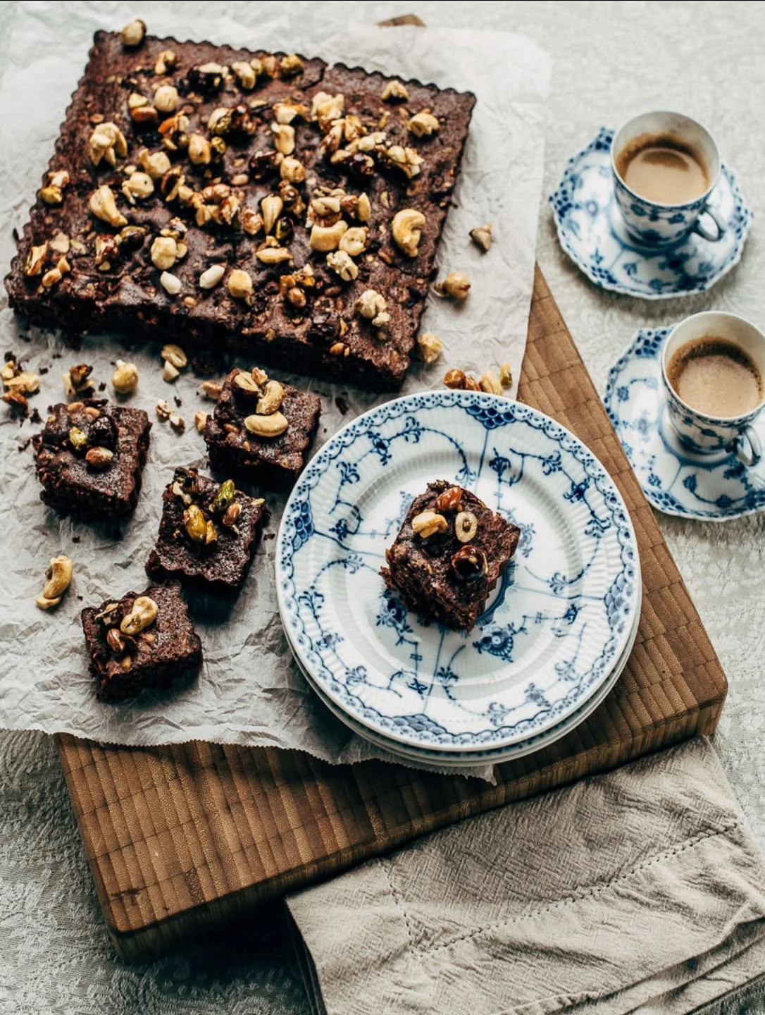 Brownie

150 g blandade n&ouml;tter
250 g sm&ouml;r
2 dl kakao
4 &auml;gg
4,5 dl socker 
0,5 tsk salt
2 krm vaniljsocker
0,5 tsk bakpulver
3 dl vetemj&ouml;l 

S&auml;tt ugnen p&aring; 175 grader eller 160 grader varmluft. L&auml;gg bakpl&aring;tspap