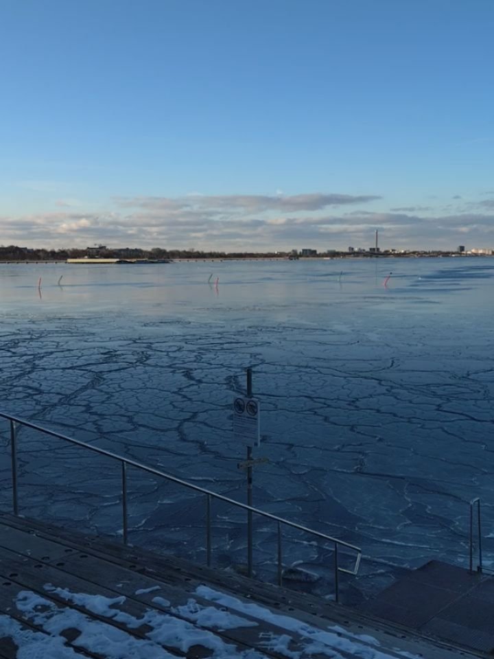 Vilka fantastiska dagar i V&auml;stra Hamnen i Malm&ouml;! Krispigt v&auml;rre ❄️

Njut av solen &auml;ven om det &auml;r kallt i vinden ☀️

#v&auml;strahamnen #malm&ouml; #vinterdag #februari #m&aring;ndag