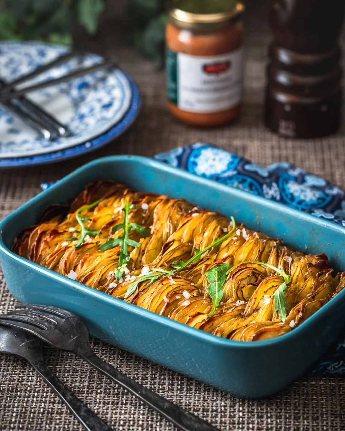 Ugnsrostade potatisskivor 🌿

2,5 kg skalade potatisar
150 g sm&auml;lt ankfett eller sm&ouml;r
2 tsk salt flakes
1 tsk svartpeppar

&Ouml;rtsalt:

&frac12; dl f&auml;rsk oregano &amp; rosmarin
2 tsk salt

S&auml;tt ugnen p&aring; 200 grader varmluft