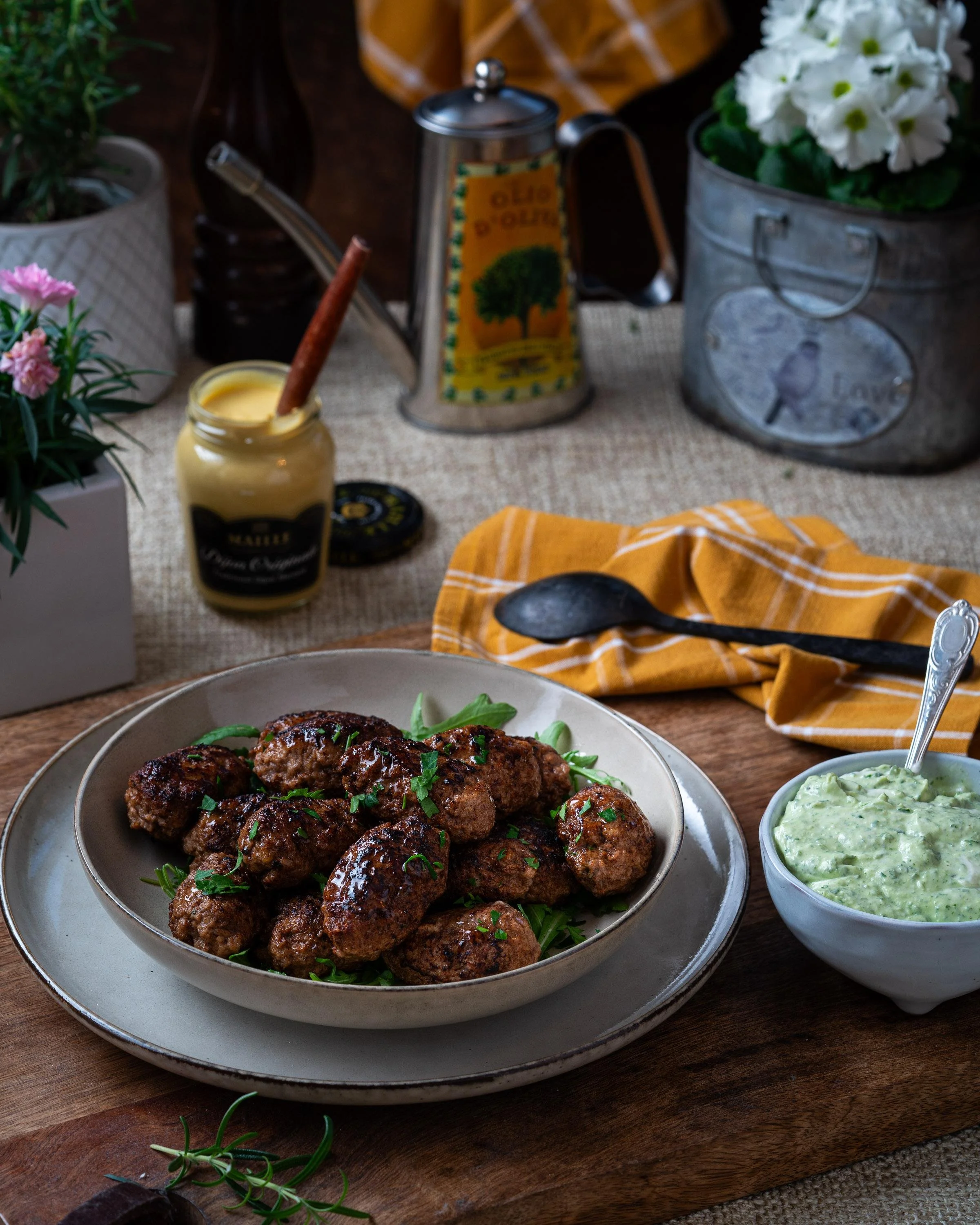 Lammfärsbiffar med ört- &amp; fetacrème