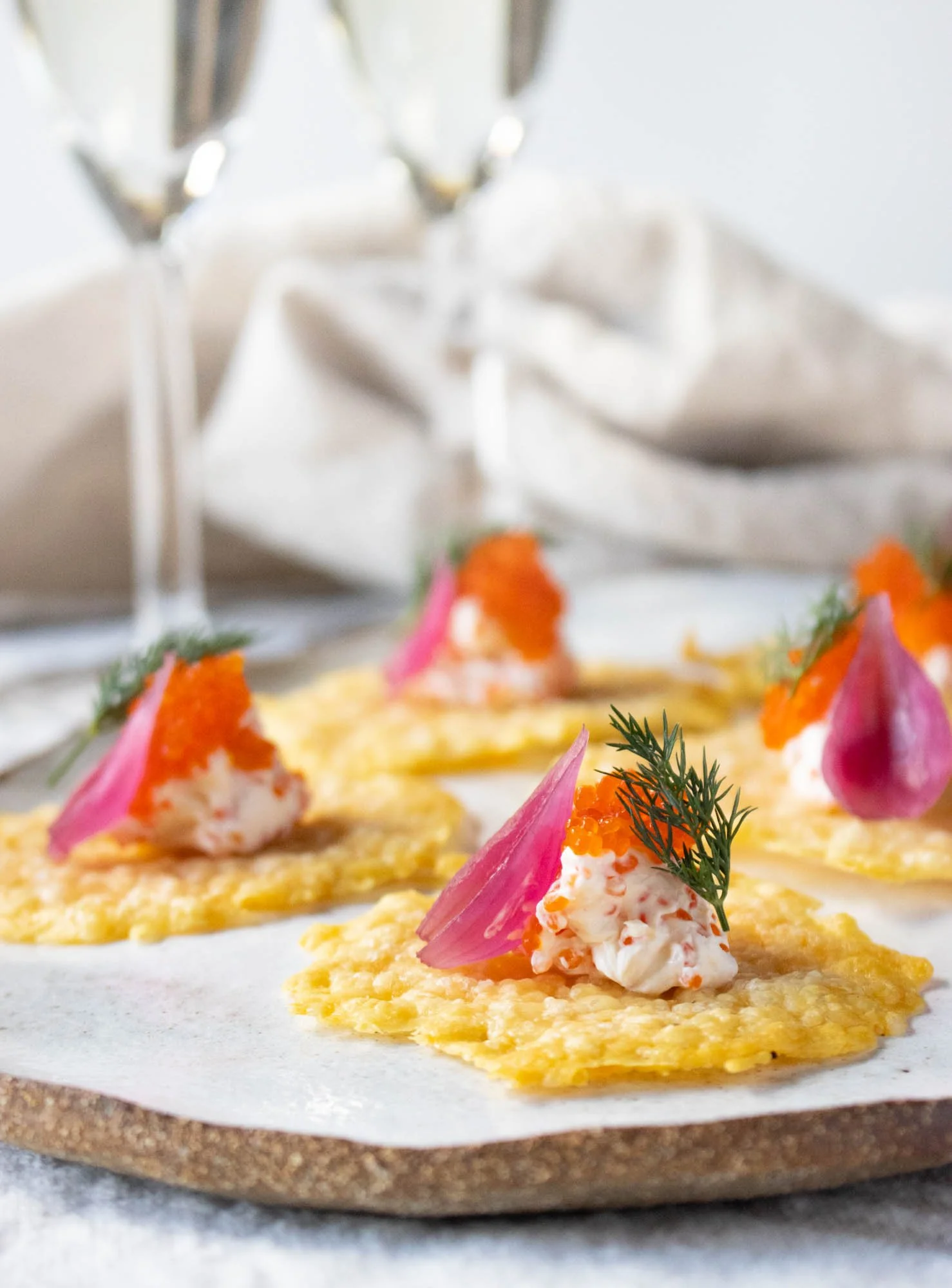 Ostchips med syrad grädde och sikrom