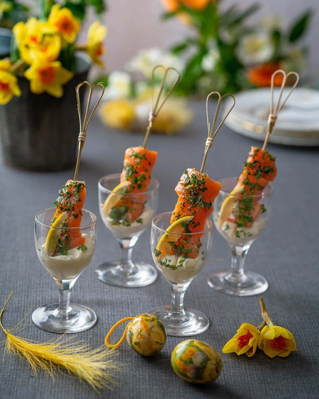 Heta rökta laxspett med limeyoghurt