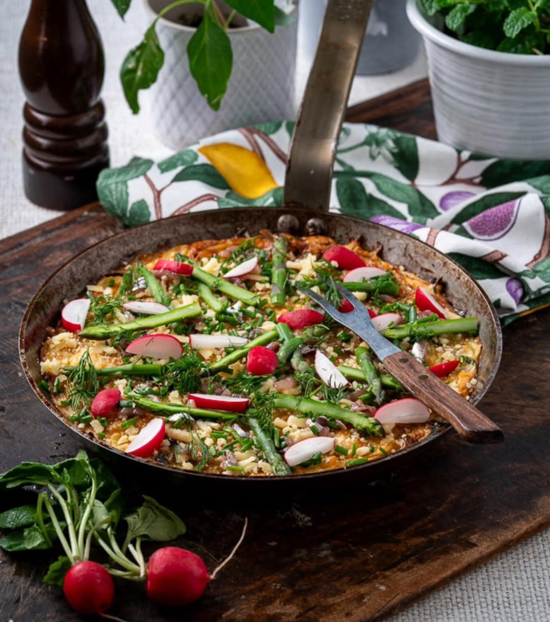 Janssonfrittata med sparris och rädisor 