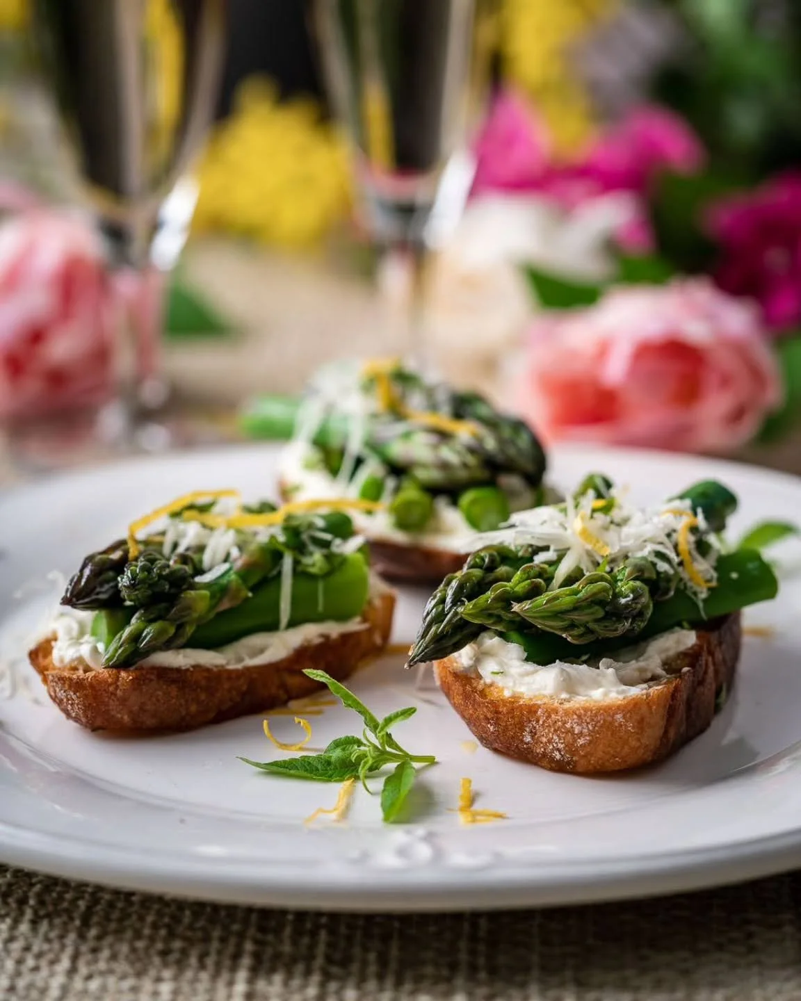 Den gr&ouml;na sparrisen &auml;r h&auml;r! 🌱

Njut den p&aring; l&auml;ngden och tv&auml;ren, alltid - hela tiden...

Ett bra tilltugg eller buff&eacute;r&auml;tt &auml;r crostinis med parmesancr&egrave;me, blancherad sparris, riven parmesan, citron