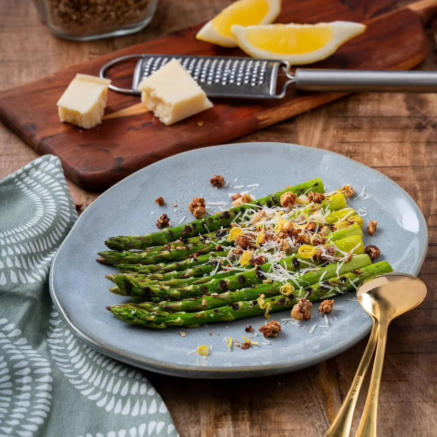 En utm&auml;rkt r&auml;tt eller tillbeh&ouml;r till grillmiddagen.

🌱 Grillad sparris med rostade n&ouml;tter och parmesan

1 knippe f&auml;rsk sparris
1 krm salt
50 g n&ouml;tter 
1 msk honung
75 g parmesanost
0,5 msk olivolja
1 st citron
Svartpepp