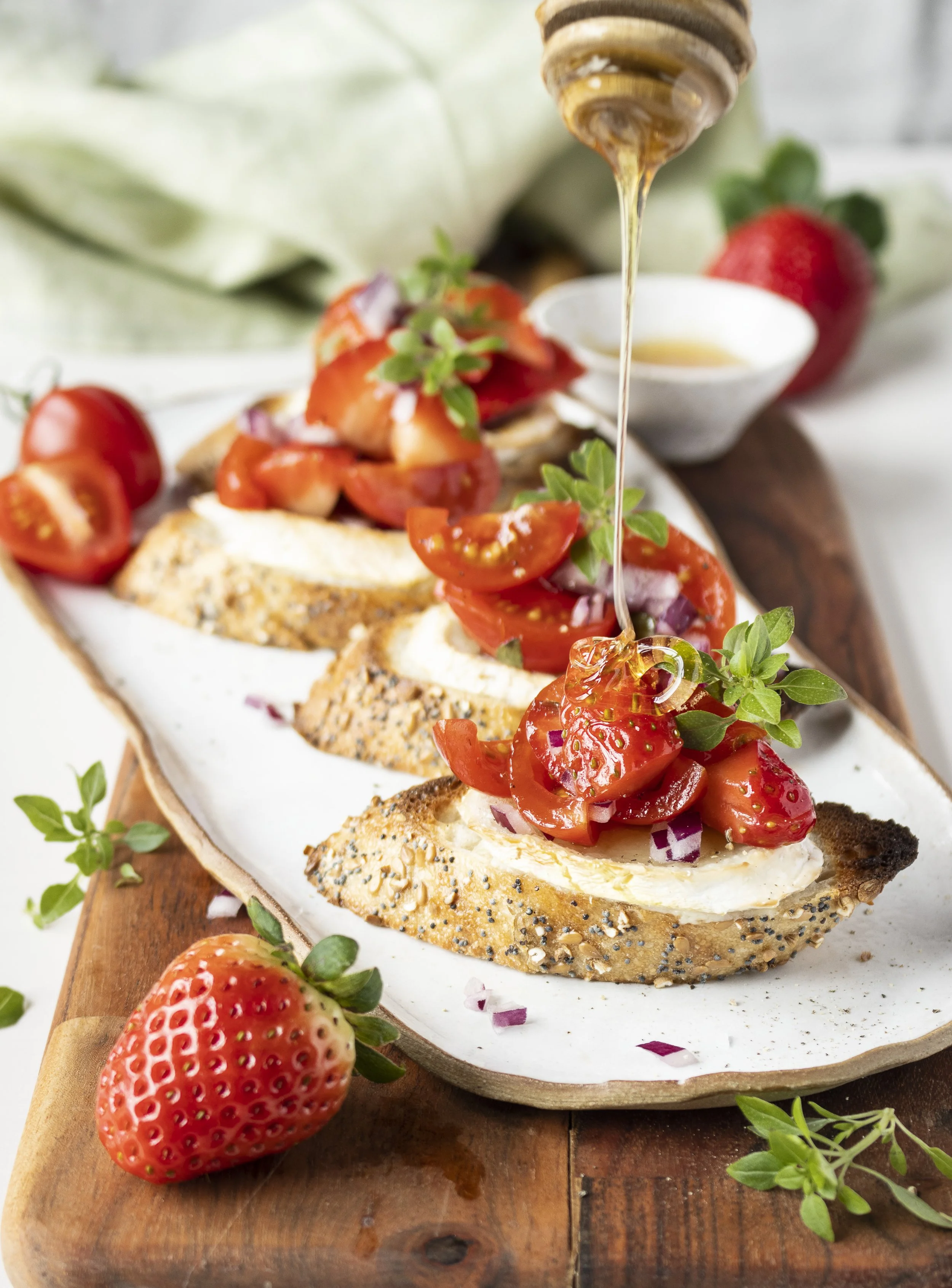 Toast med getost och jordgubbssalsa