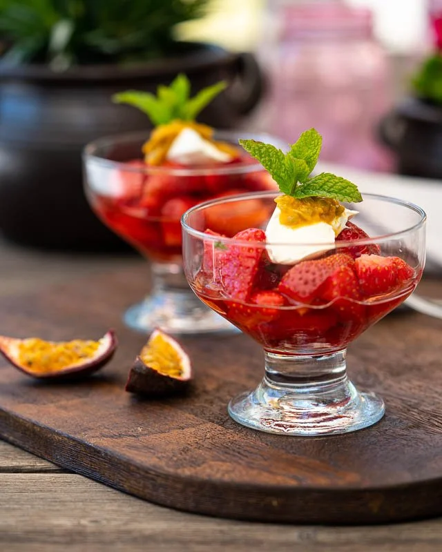 Rosémarinerade jordgubbar med flädercrèmefraiche