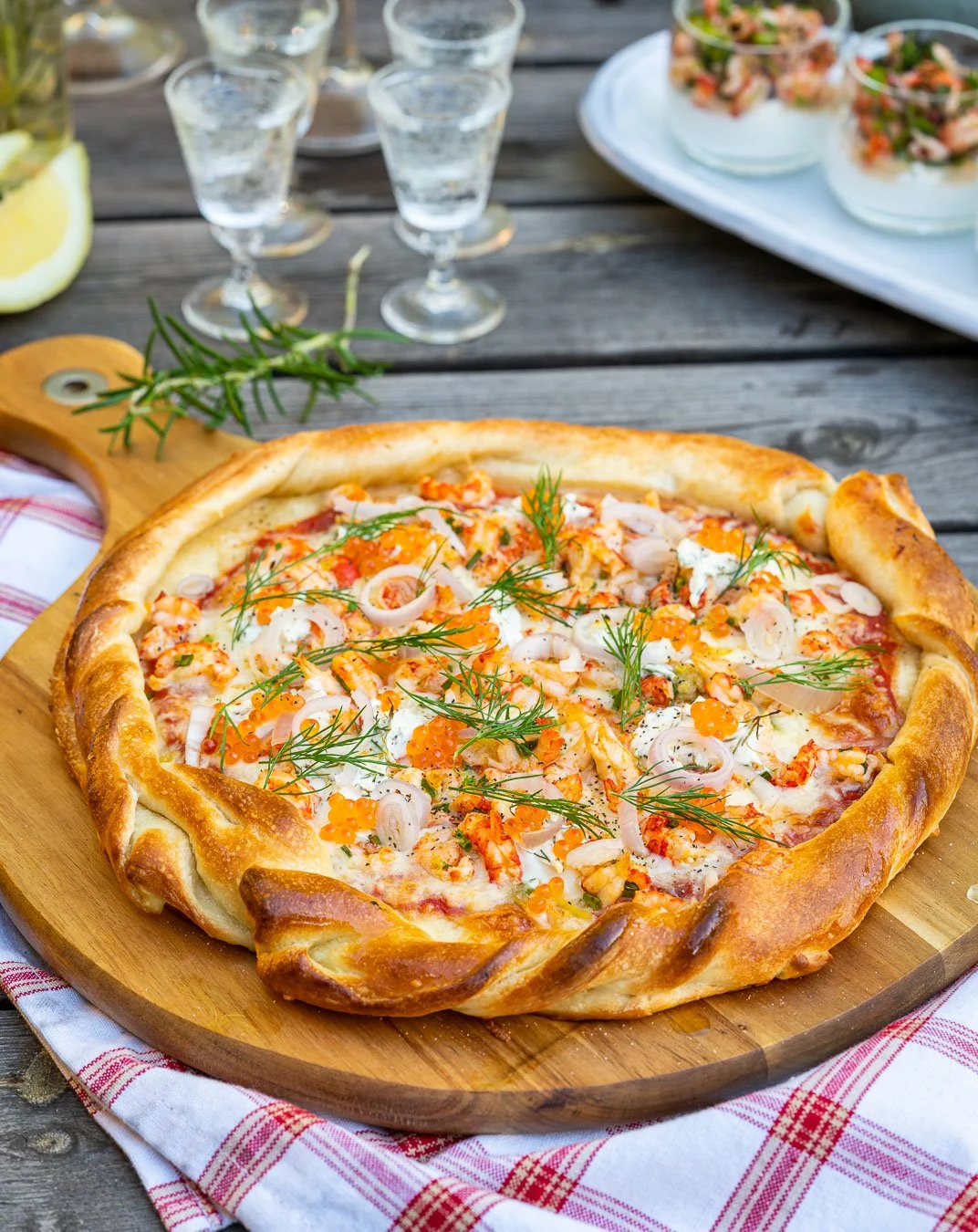 Pizza med kräftstjärtar och laxrom