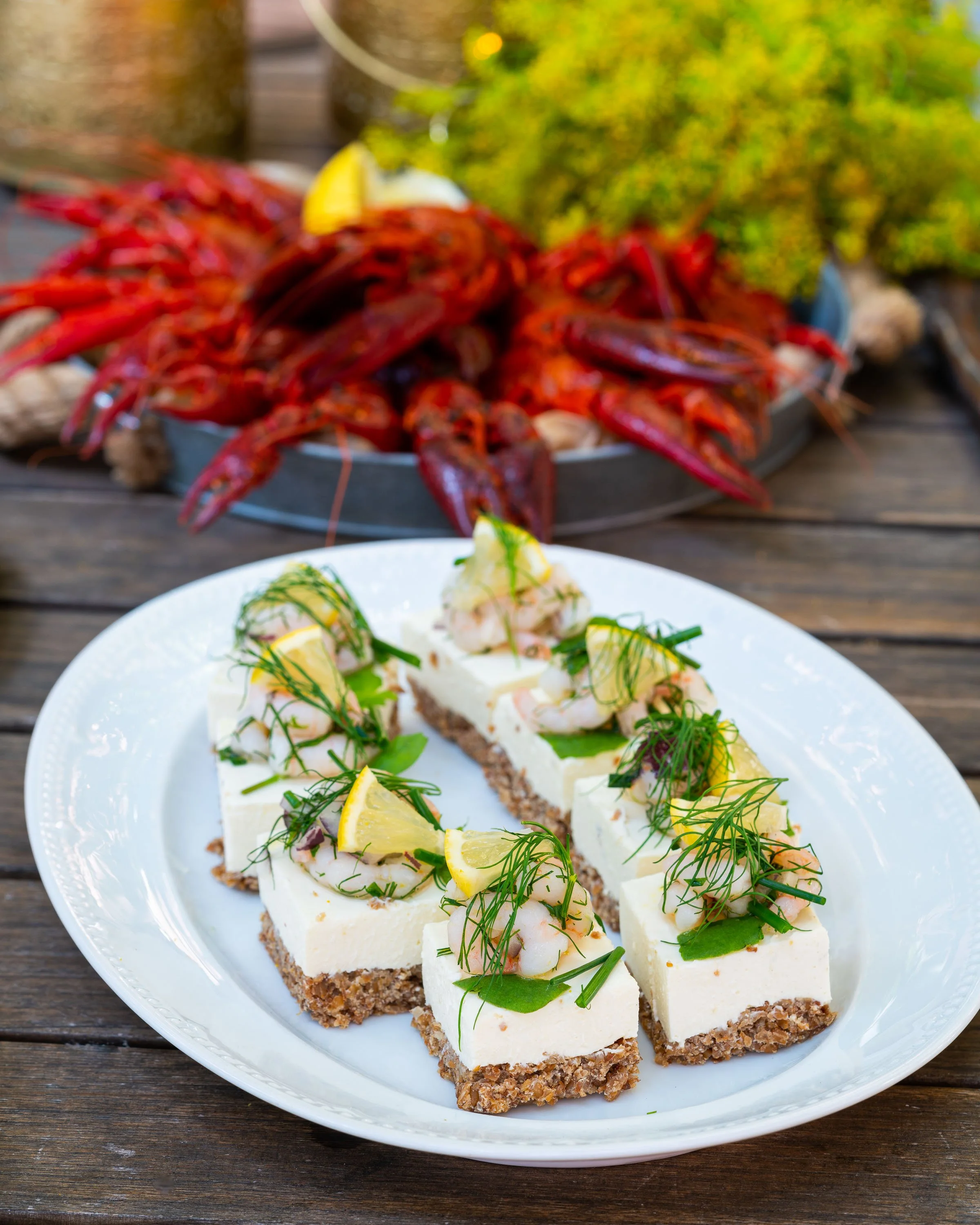 Västerbottencheesecake med citrusmarinerade räkor