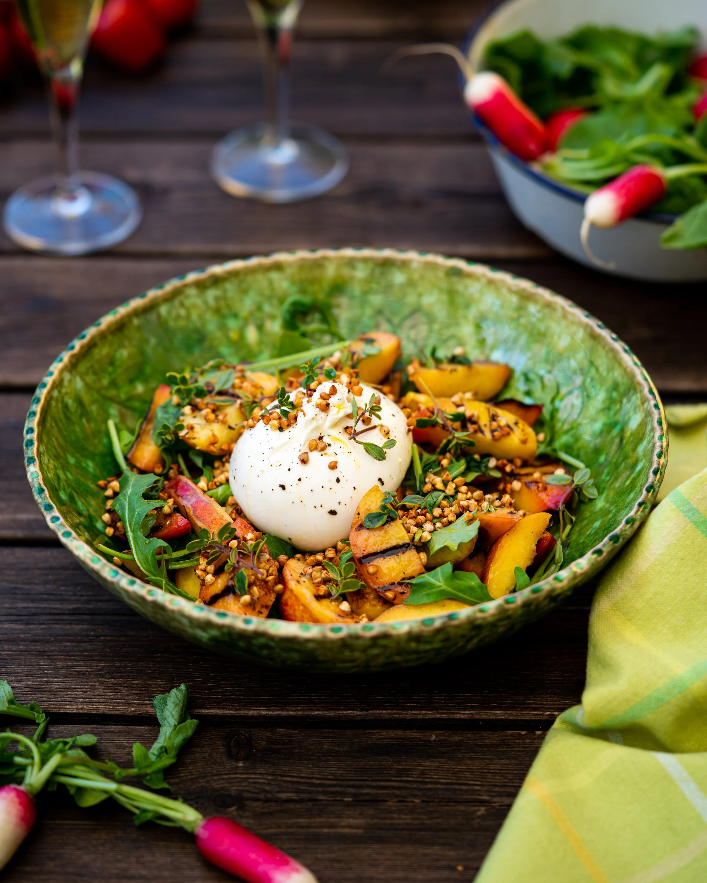 Grillad nektarin med burrata och rostat bovete