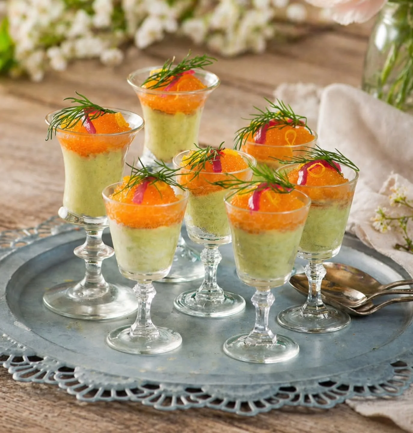 Avocado &amp; l&ouml;jrom - supersmakkombo 😜 och vilken smart mingelr&auml;tt sen!

Ca 10 st

2 avocado
2 msk cr&egrave;me fra&icirc;che
Lite citronsaft
Salt &amp; svartpeppar
&frac12; r&ouml;dl&ouml;k
100 g l&ouml;jrom
Dill &amp; citronzest

K&ouml