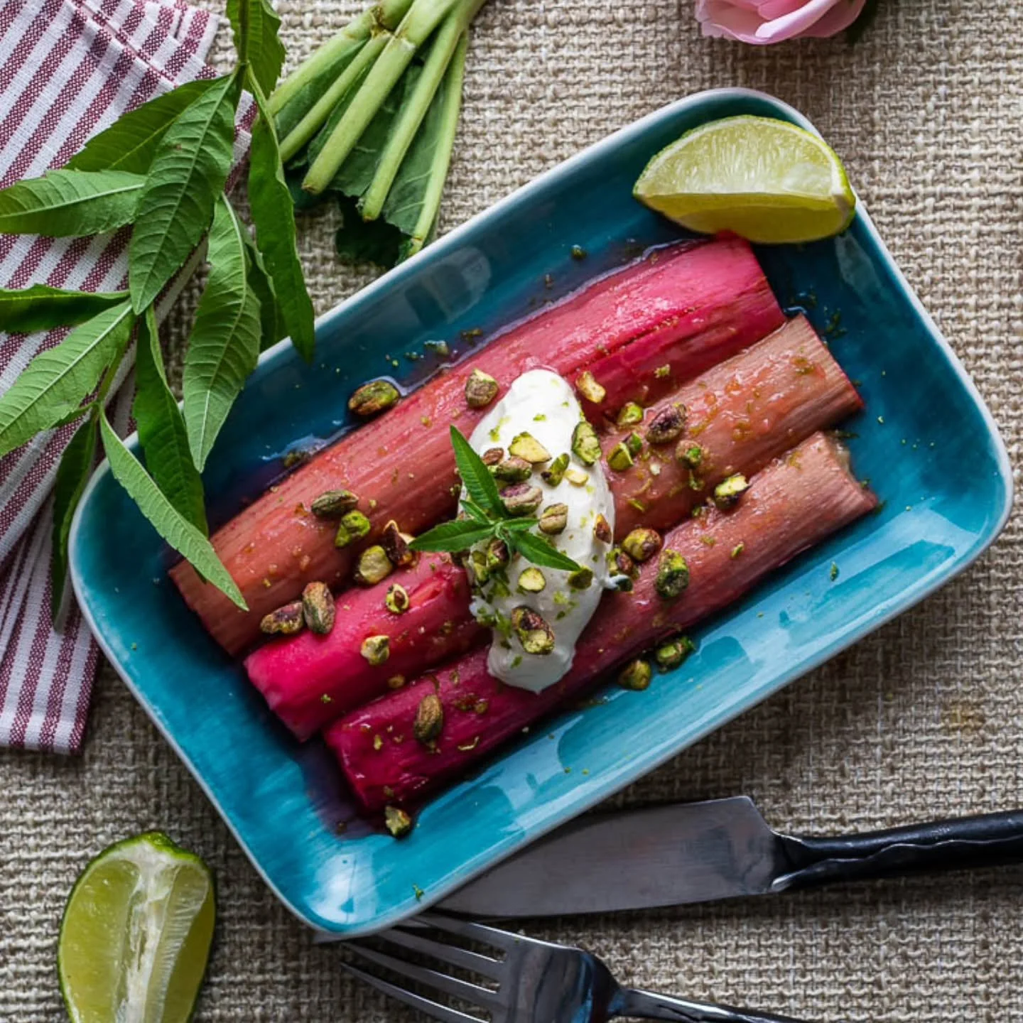 Sm&auml;lt rabarber med vispad limecr&egrave;me fraiche &amp; pistage

Olika texturer som bara sm&auml;lter i munnen...

500 g rabarber
&frac34; dl socker
&frac12; dl pistagen&ouml;tter

2 dl cr&egrave;me fraiche
2,5 dl florsocker
Limezest fr&aring;n