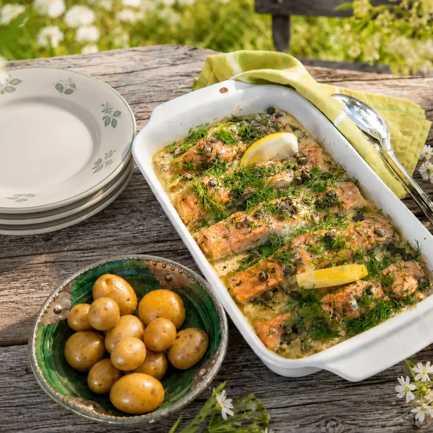 Enklare &auml;n denna laxr&auml;tt blir det nog inte!

🌿 Enkel lax i ugn

4 st laxfil&eacute;er
1 burk cr&egrave;me fraiche med tomatsmak
0,5 dl gr&auml;dde
150 g fetaost
Hackade &ouml;rter
1 r&ouml;d l&ouml;k
1 dl parmesan
Salt &amp; peppar
Dill, k