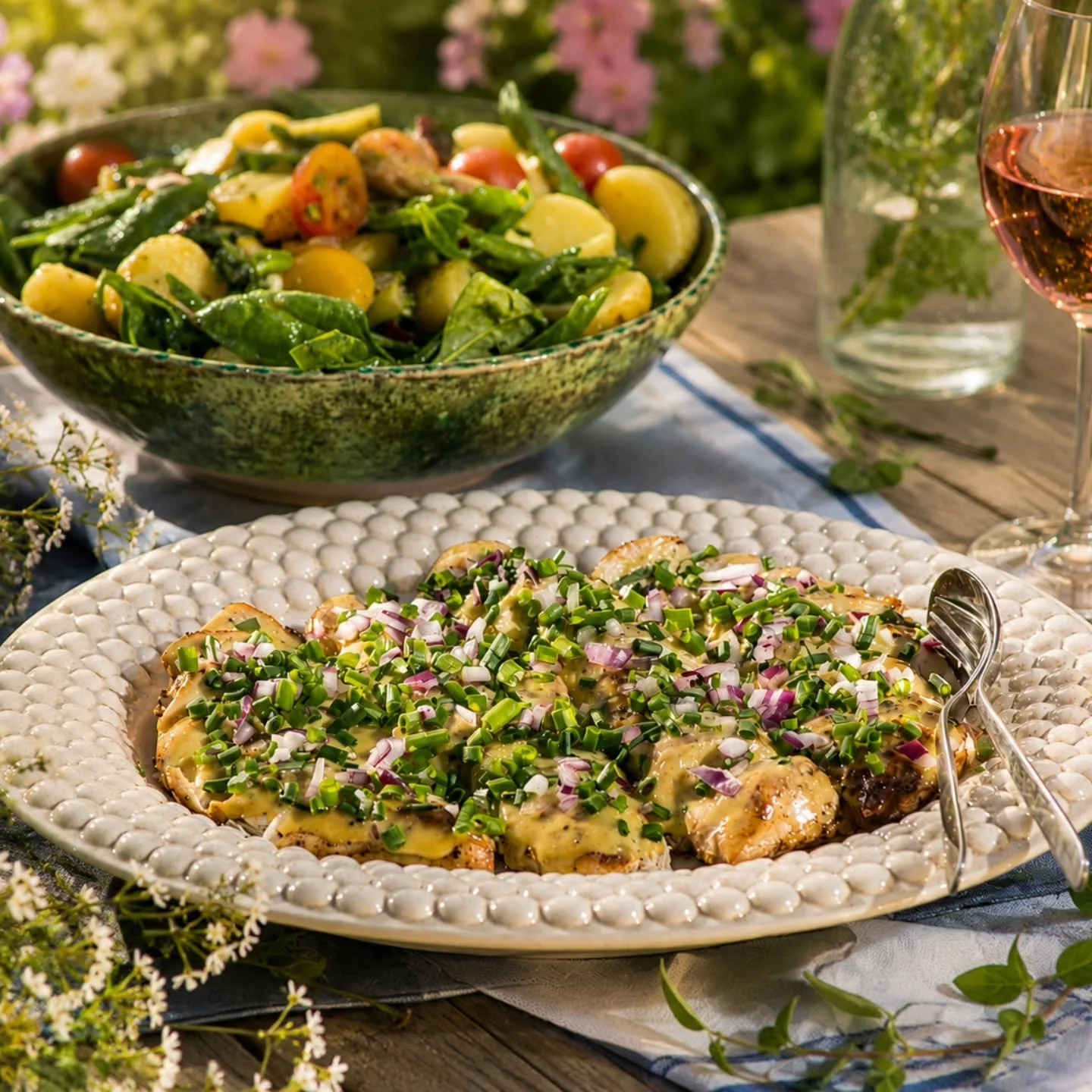 Senapsmarinerad kyckling 🌱

Kycklingen &auml;r perfekt till buff&eacute; eller picknick. G&ouml;r rej&auml;lt n&auml;r du &auml;nd&aring; &auml;r i g&aring;ng, den &auml;r s&aring; saftig av den s&ouml;tstarka senapsvinaigretten att den h&aring;ller