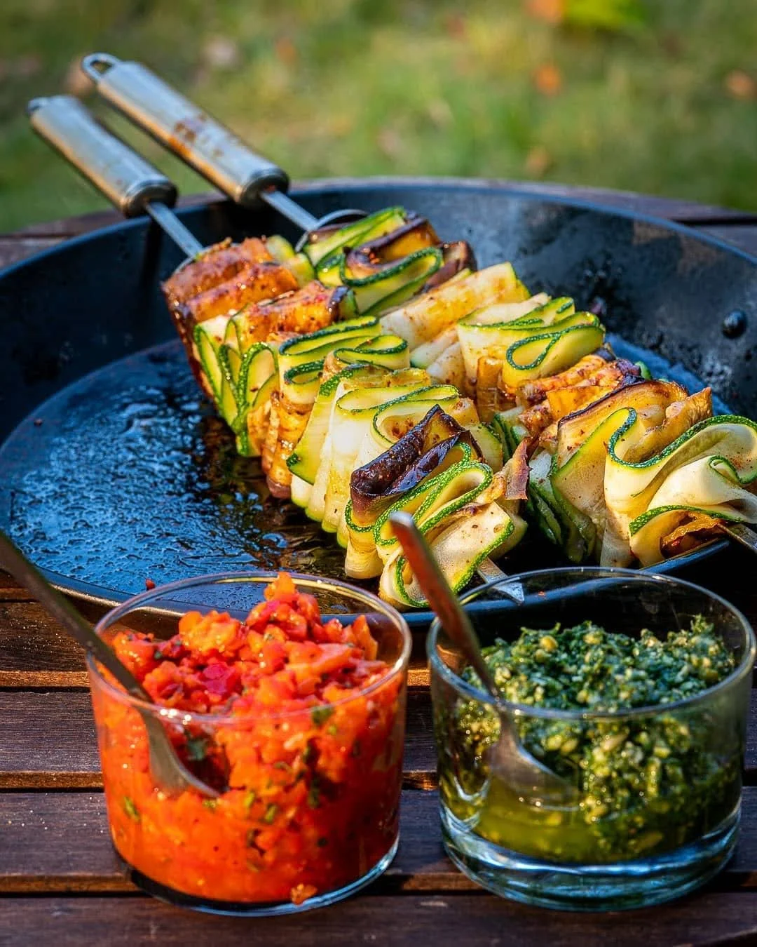 Zucchini- &amp; auberginespett med paprikaröra och chimichurri 