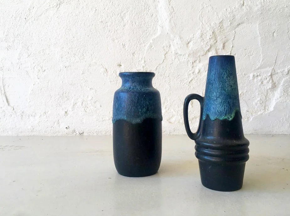 2 jarras preto e azul 1.jpg
