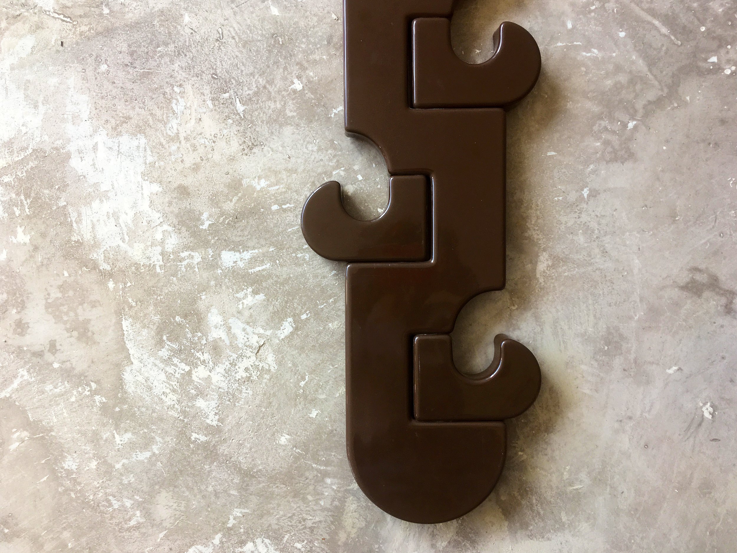 cabide plast castanho 2.jpg