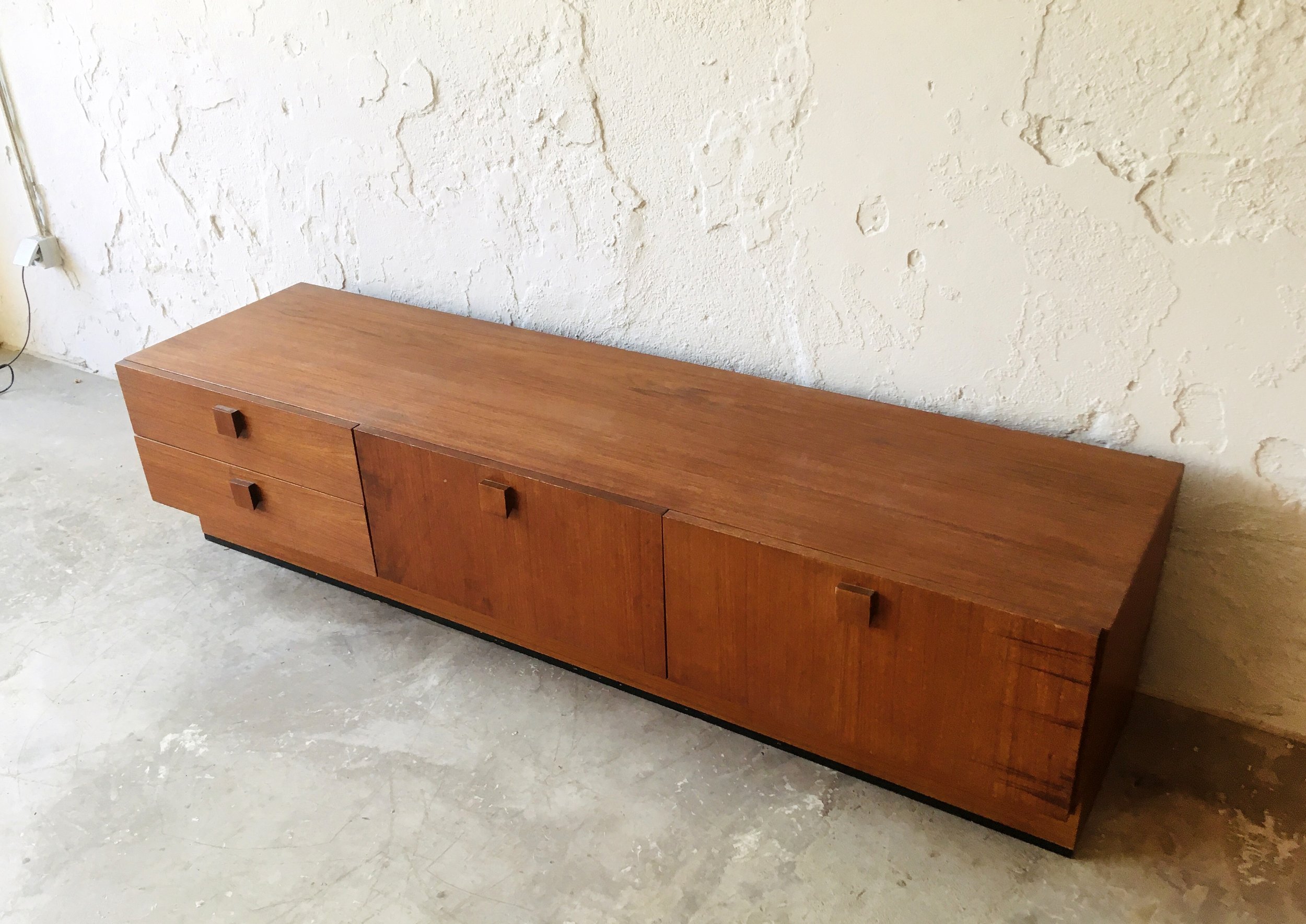 sideboard tv 11.jpg