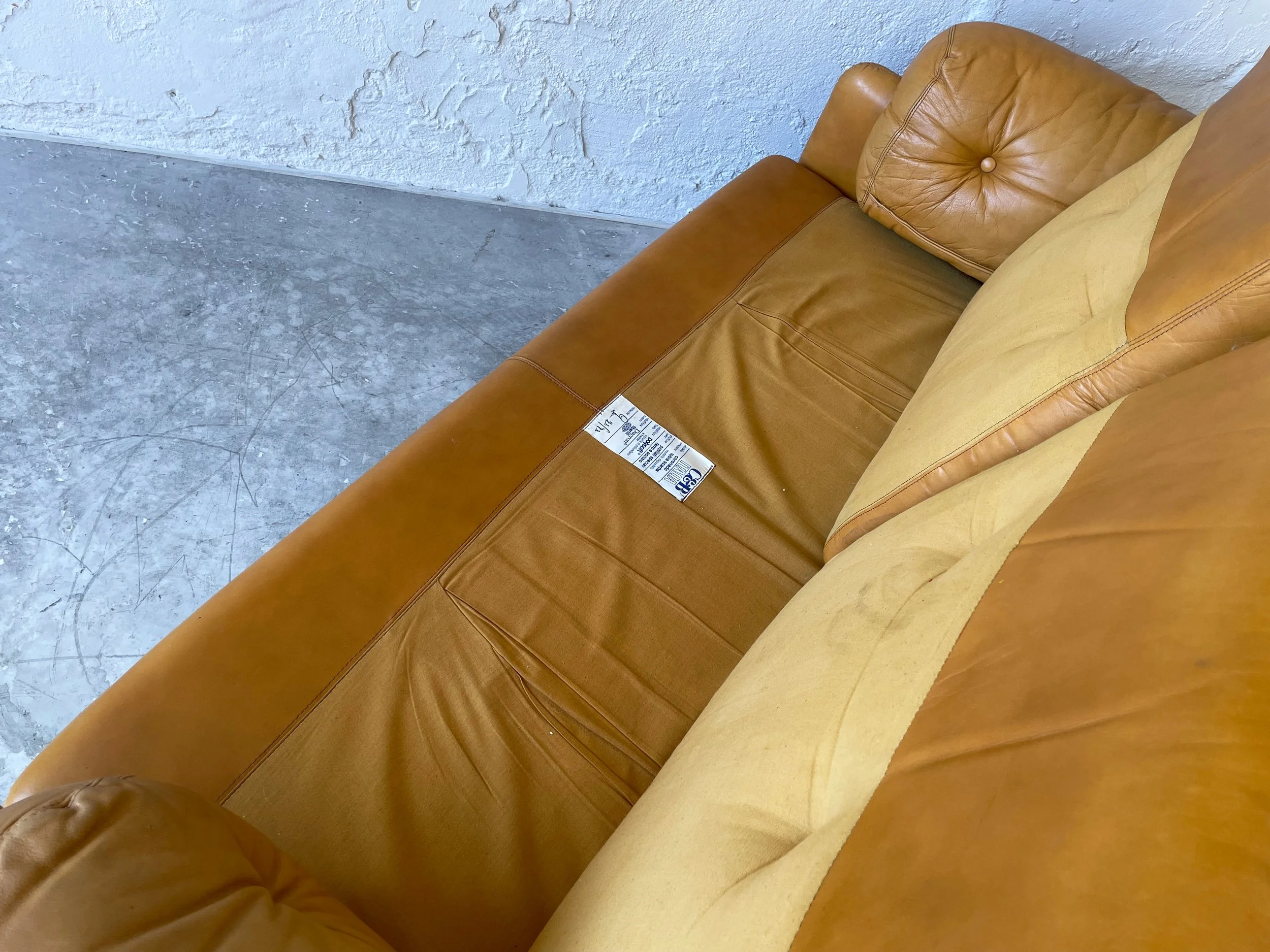 Sofa mostarda Scarpa 1.jpg