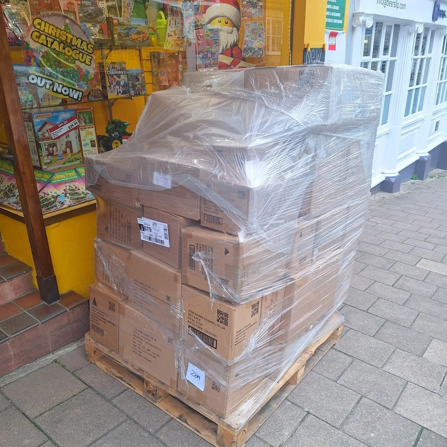 📦📦DELIVERIES = NEW TOYS!📦📦

We've had lots &amp; lots of deliveries in the last couple of weeks and theres still more to come!

100s of new toys are on our shelves, from BIG BRANDS such as....
⭐️ Orchard Toys
⭐️ Hot wheels 
⭐️ Galt 
⭐️ Playdoh
⭐️