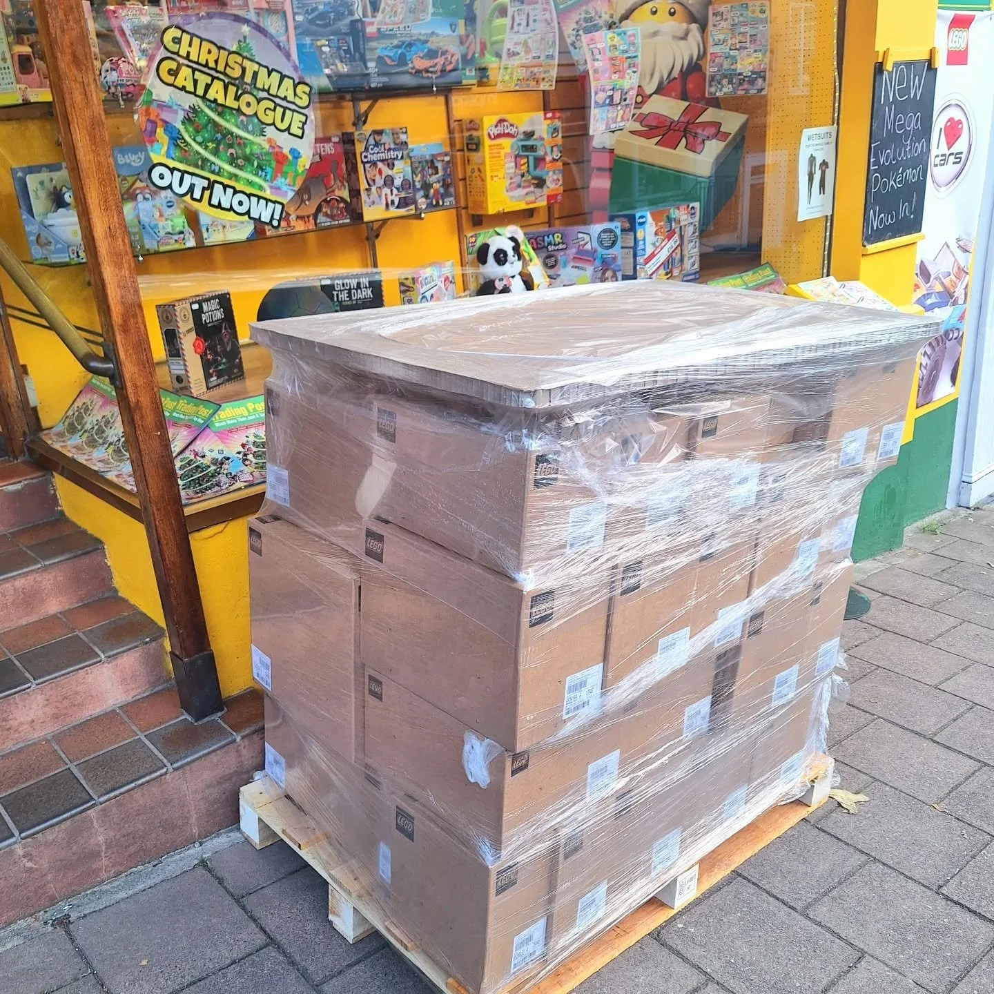 📦Another Week, Another pallet of LEGO📦

It's full of our BEST SELLERS &amp; our Christmas Catalogue SPECIAL OFFERS! 

They are now all on our shelves, pop in &amp; pick up a bargain today! 

#lego #legosale #toyshop #kingsbridge