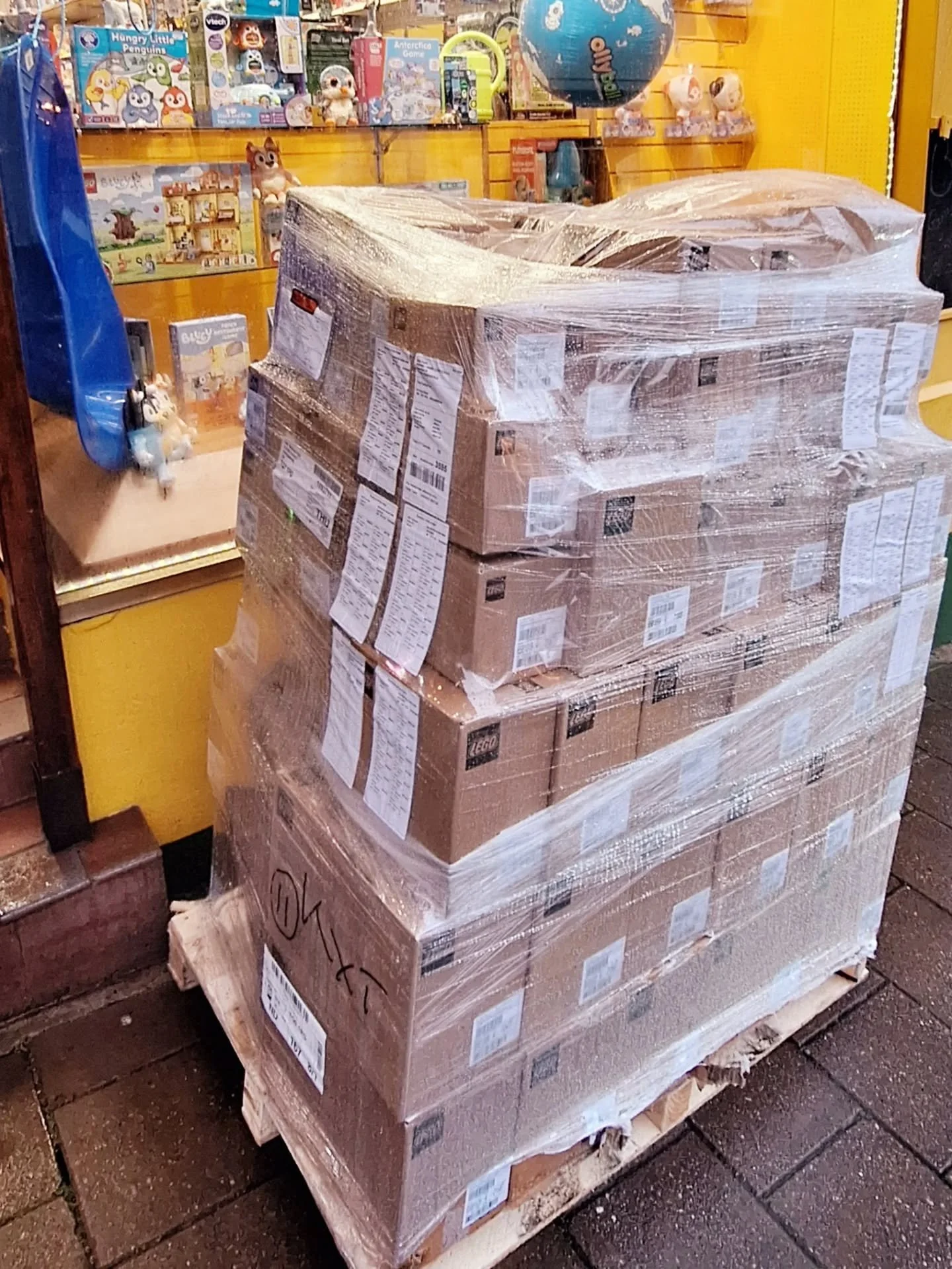This giant pallet arrived in the pouring rain on Thursday! It is was full of BRAND NEW, JANUARY RELEASES from LEGO! 

It is now all on our shelves and includes.....
👶🏻Duplo
🚗 City
⚙️ Technic
👩🏽&zwj;🤝&zwj;👨🏼 Friends
🥷 Ninjago 
🧱Creator
💐Bot