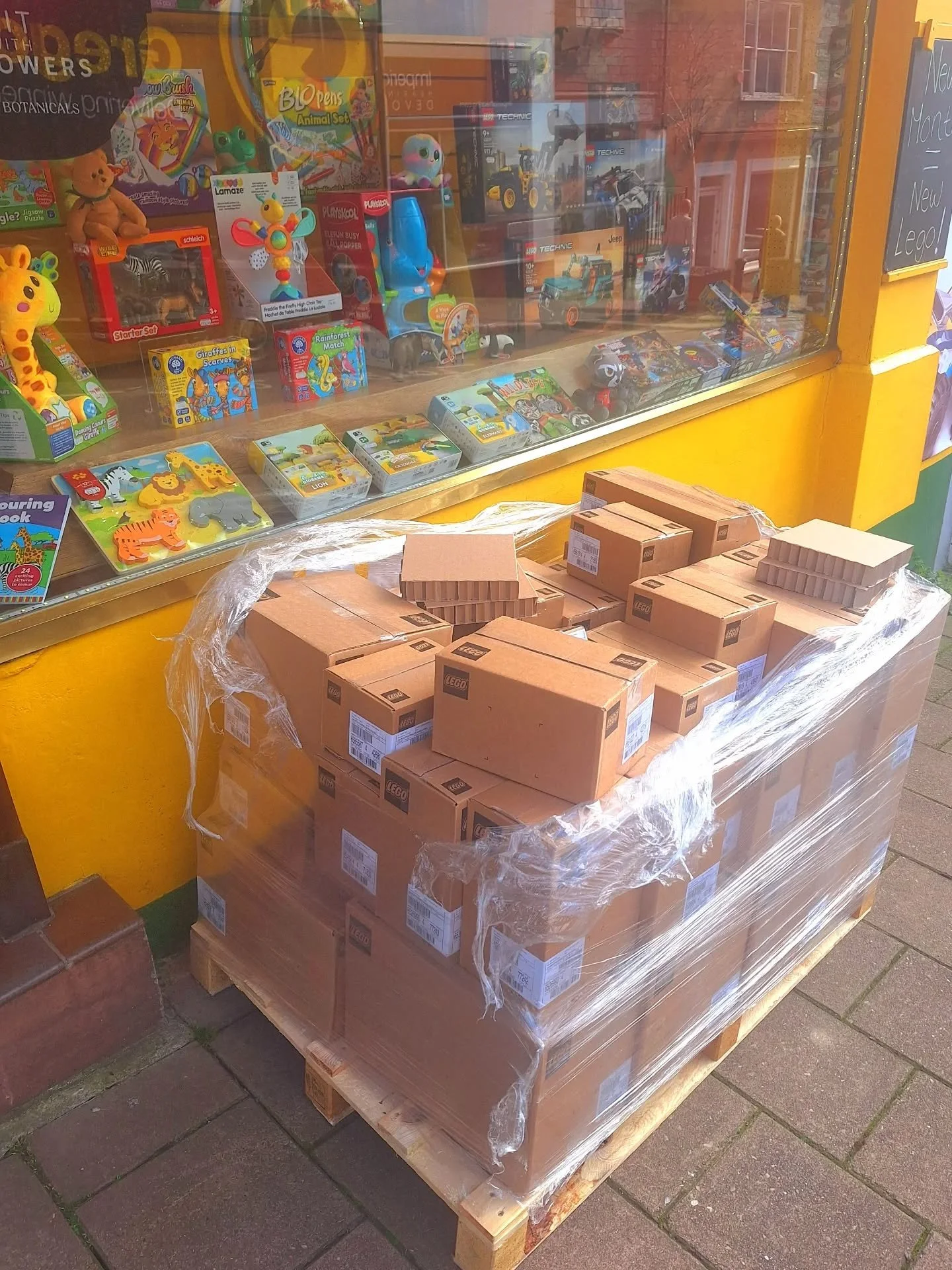 Another day, another @lego delivery!

This pallet of our best sellers and fan favourites is now on our shelves, including themes such as...

🏁 Speed Champions 
🌻 Botanicals 
⚡️ Harry Potter
🥷 Ninjago 
👶🏻 Duplo 
And many more!

Pop in to see our 