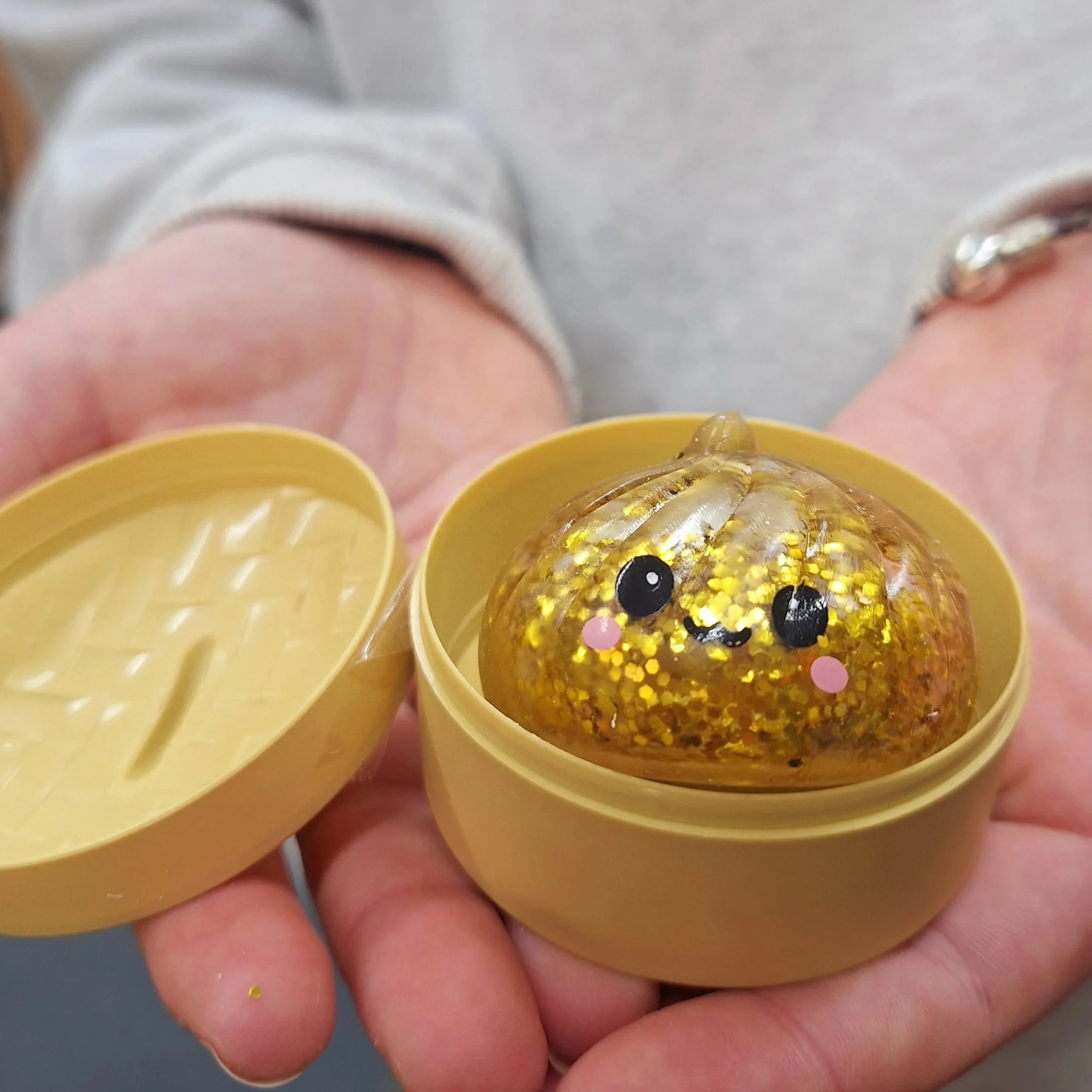 🥳🌟😲GOLD DUMPLING😲🌟🥳

Not only was this very lucky customer our first dumpling customer this morning, she also got a ✨️GOLD GLITTERY DUMPLING✨️!

We would love to see which one you get, why not send us a photo in the comments!