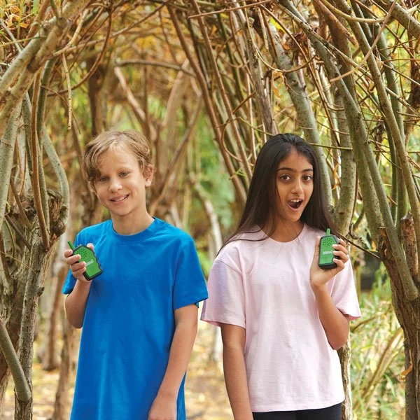 E2106-OA-Walkie-Talkies-lifestyle-1-web.jpg