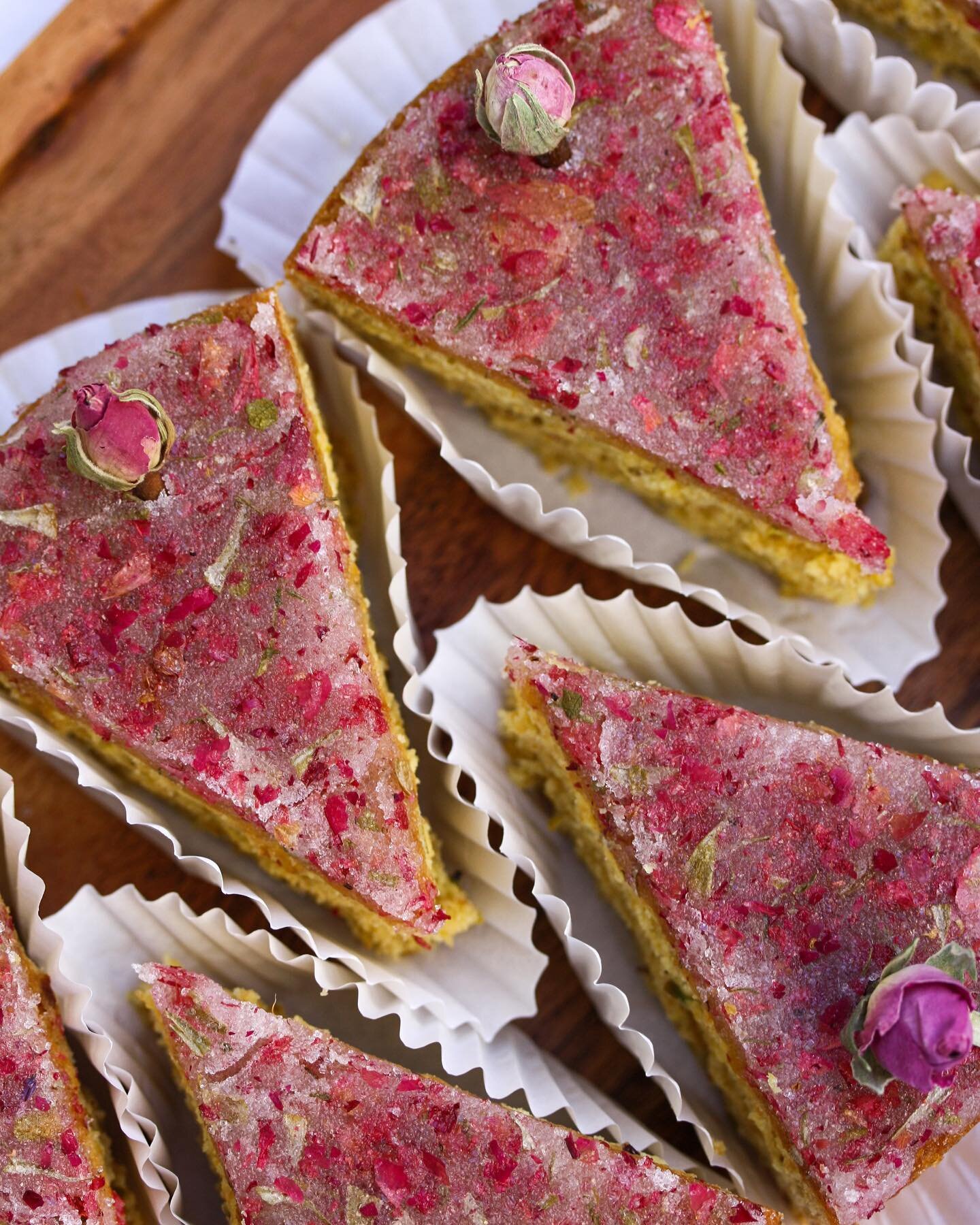 Vegan mango and pistachio cakes with a pretty rose petal and lemon drizzle 🌱🥭🍋🌹The mango pur&eacute;e substitutes the eggs quite well in this recipe. The original recipe I used as a base called for vegan yogurt which also works well, however I wa