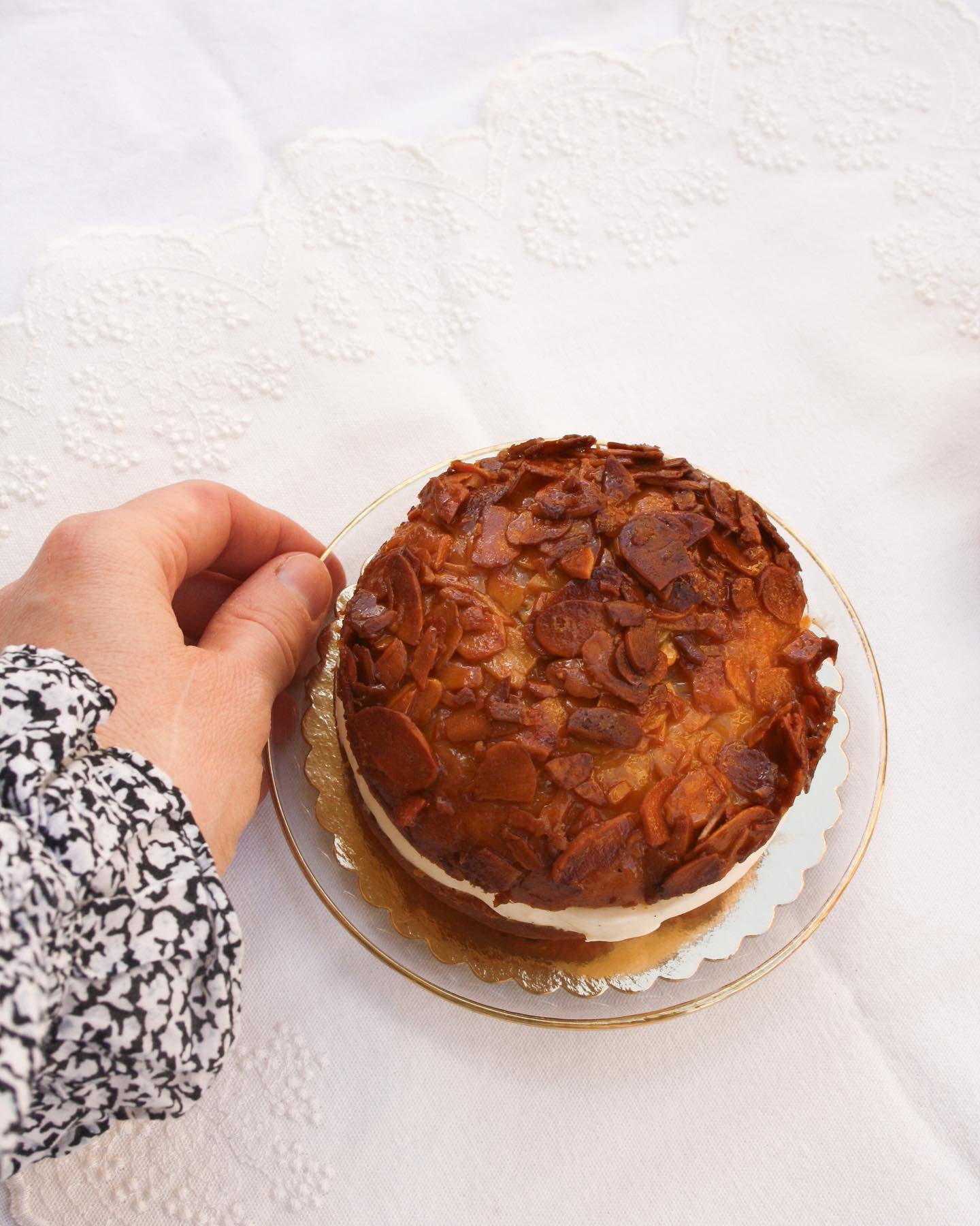 You asked for it! Lo hab&eacute;is pedido! 🐝Para un tiempo limitado pod&eacute;is probar el Bienenstich! Es un pastel cl&aacute;sico alem&aacute;n con masa de levadura fresca, un relleno de nata montada y crema pastelera y una capa de almendras cara